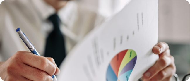 In the image, the automatic performance evaluation of employees thanks to machine learning examines the HR staff
